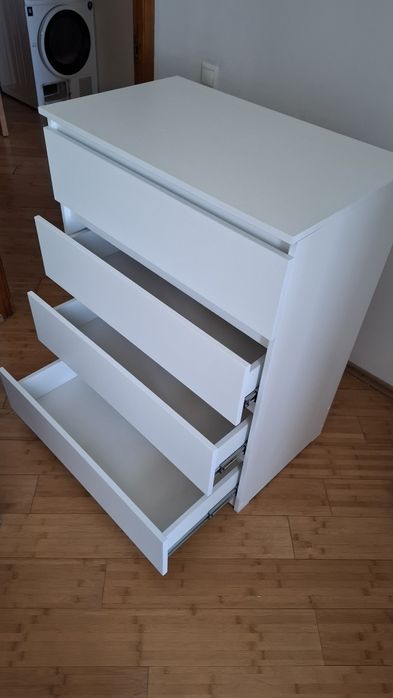 Продается комод на 4 ящика, белый.
