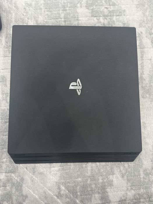 PlayStation 4 Pro (PS4 Pro) 1TB + 2 оригинални контролера + 4 топ игри (FC 24, Spider-Man, FC 23, UFC 4)