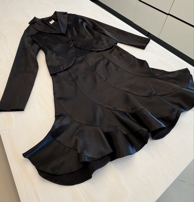 Costum satinat cu fusta