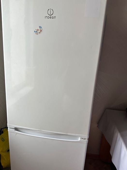 Холодильник Indesit