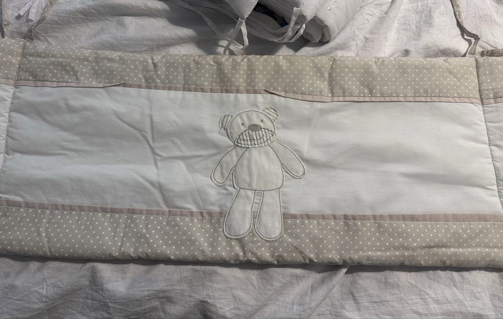 Обиколник за кошара в бяло и бежаво