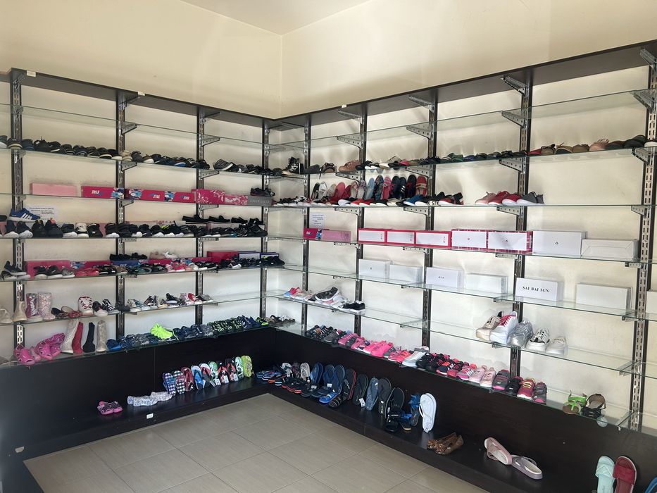 Оборудване за магазин за дрехи-щендери, манекени, закачалки, рафтове