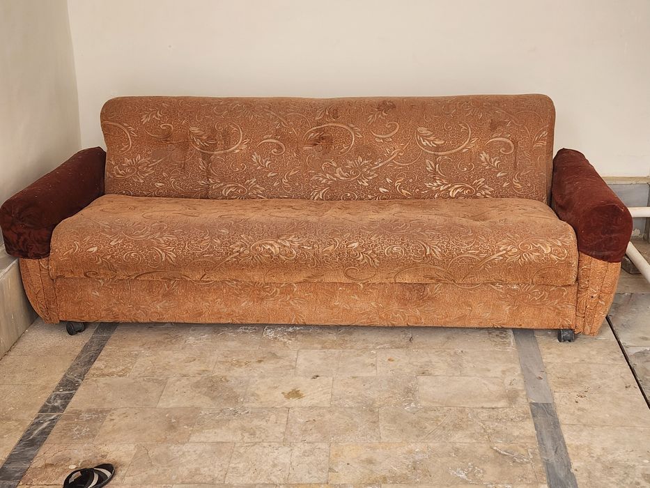 Yumshoq divan sotiladi