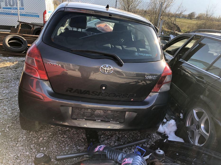 Toyota Yaris бензин 2011 г