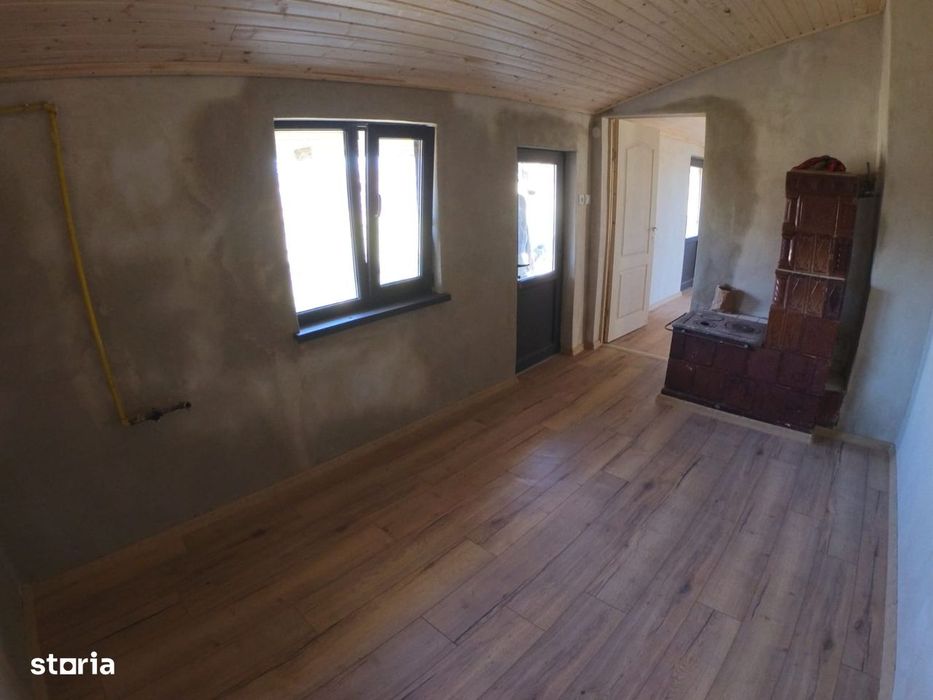 Casa la pret de apartament 4 camere, teren 1770 mp, renovată Ciorani