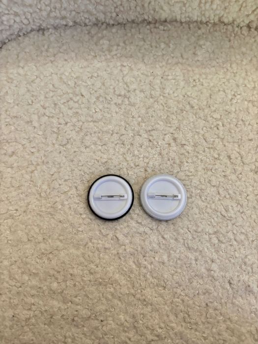 Висулка за телефон и две значки