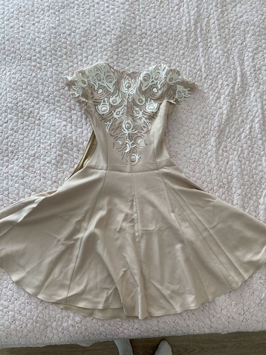 Бежевый вечерный платья