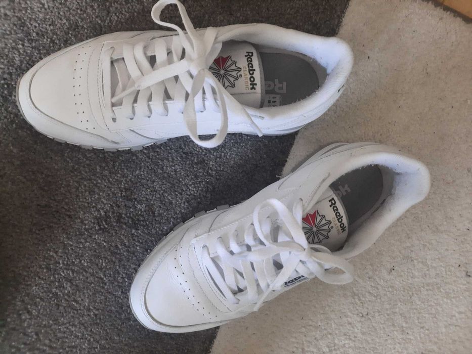 бели маратонки кожа