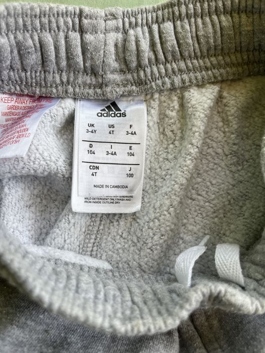 Продавам анцунг Адидас