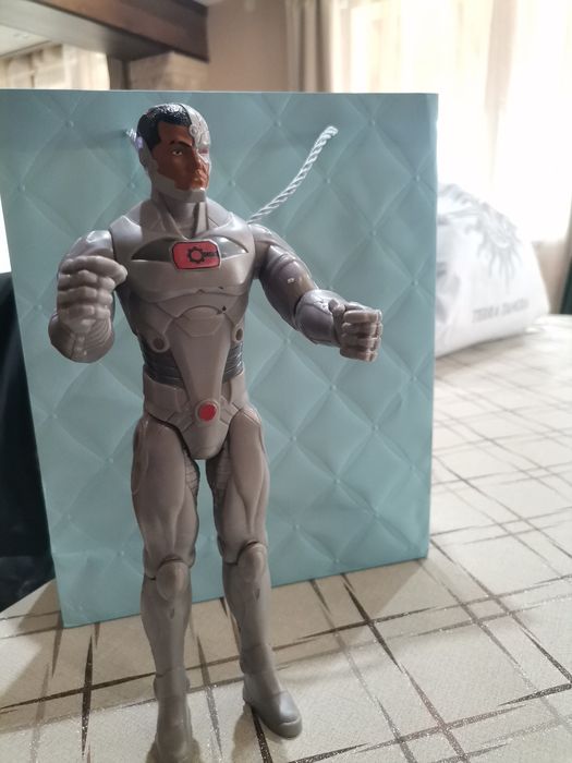 Екшън фигурки на DC Comics – Флаш и Киборг.