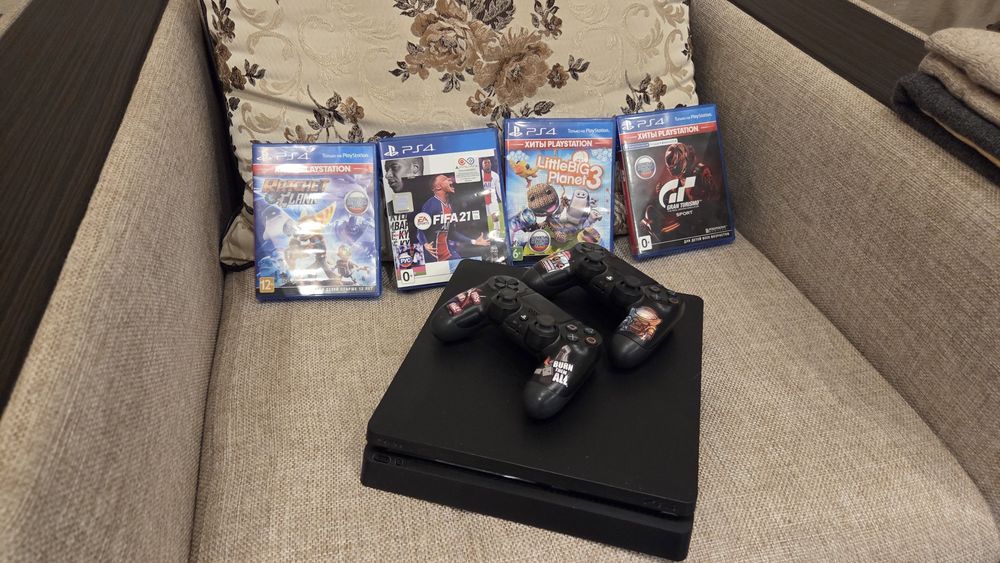 Playstation 4 комплект с играми и джостиками.