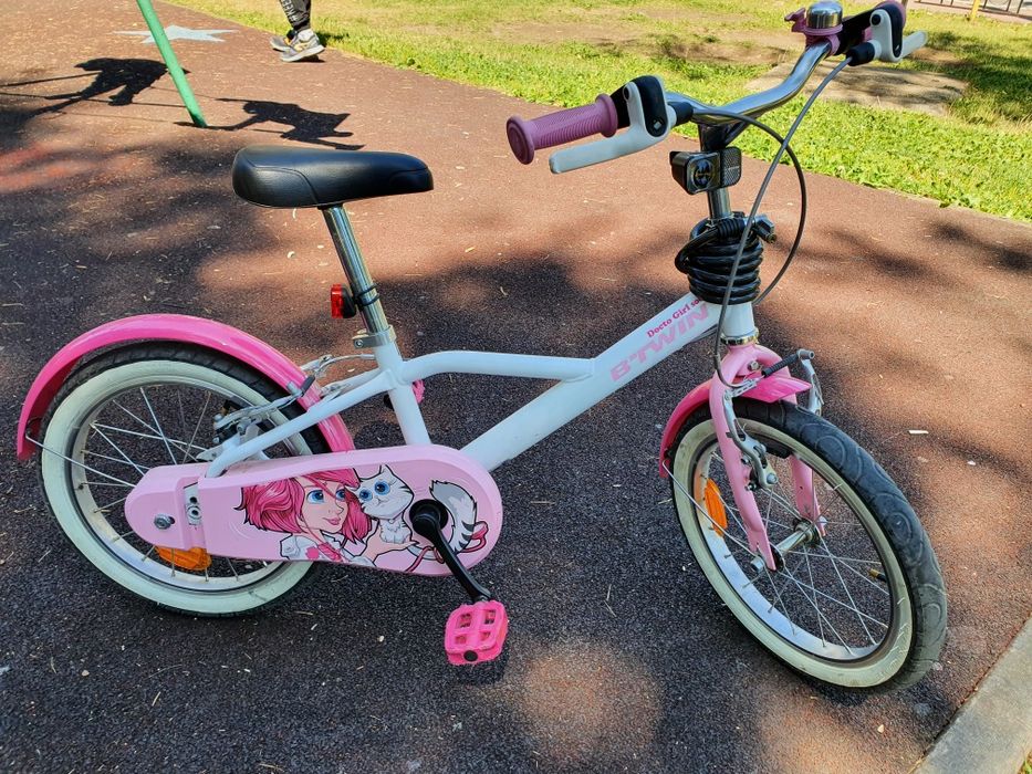 Bicicleta copii cu roți ajutătoare.