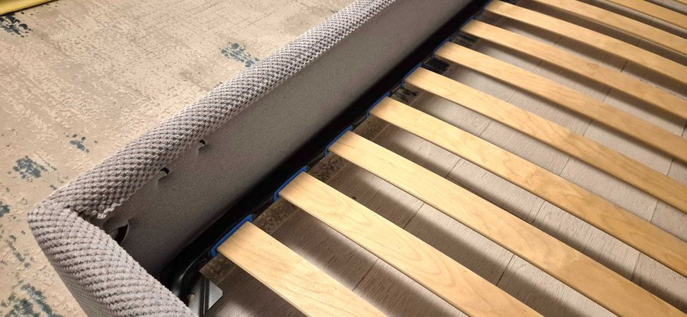 Единично легло със страхотна тапицерия и матрак