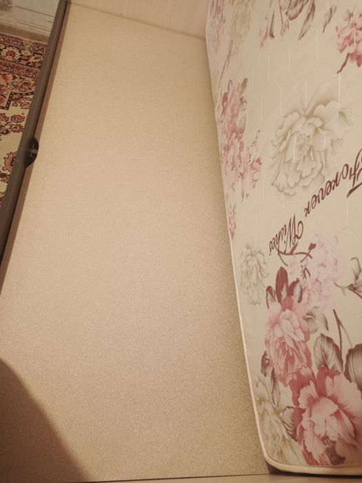 Кровать одноместная в хорошем состоянии с матрасом