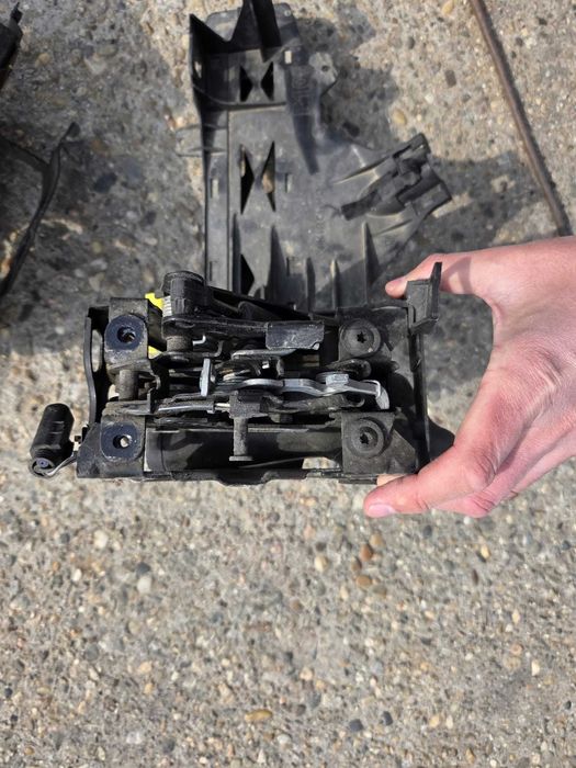 Suport far stanga dreapta complet cu broasca incuietoare BMW seria 5 F10 F11 cod 7200793 7200794