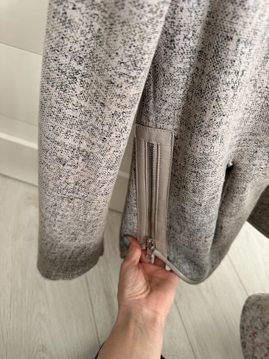 Haină de blană naturală  cu glugă – nouă, cu etichetă