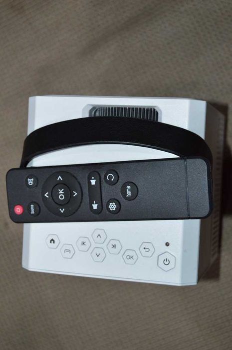 Mini videoproiector LED iiFUN cu BT si wifi