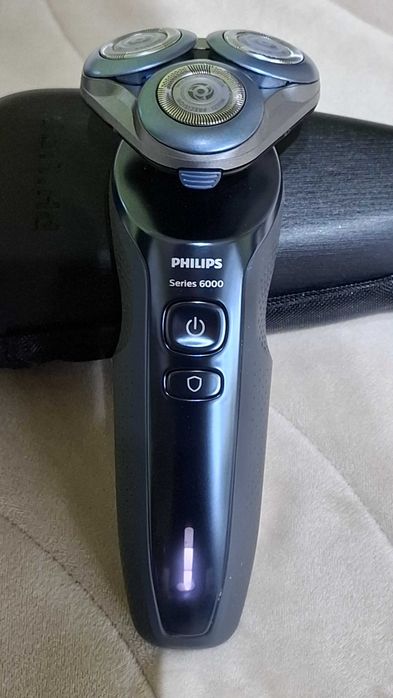 Продавам Електрическа самобръсначка PhilipsS6000 с почистващо устройст