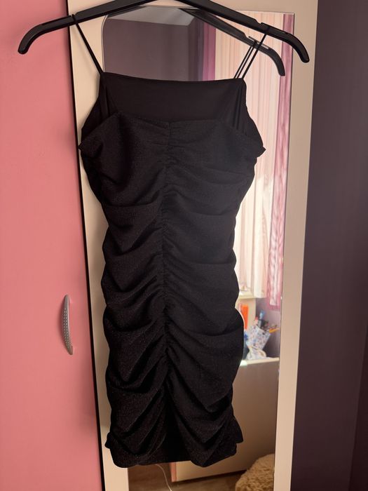 Къса черна рокля