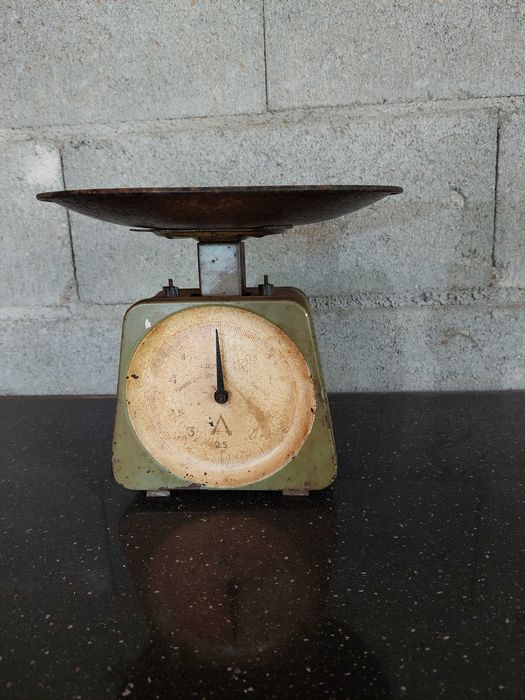 Cantar vechi solid de fier cu taler mare perioda interbelica 1918