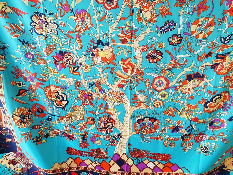 Продавам дамски копринени шалове 126 на 134 сантиметра