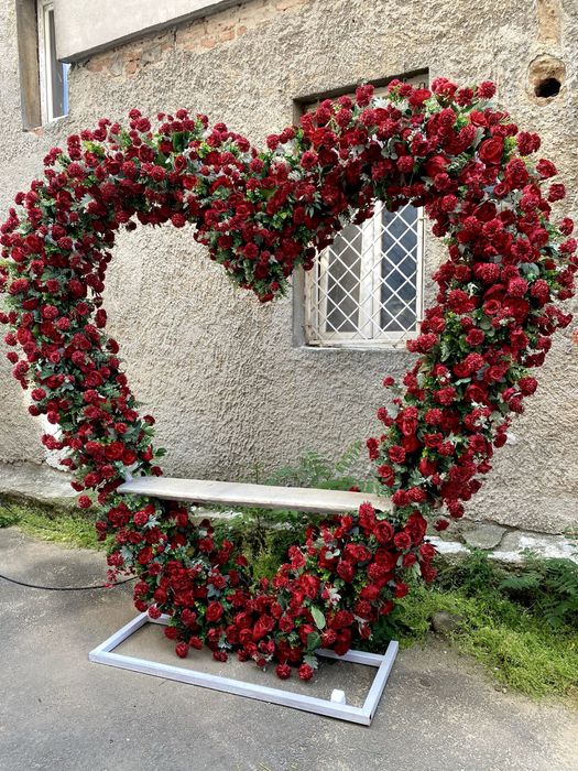 Inima gigant din flori artificiale rosii 2,8 m inaltime