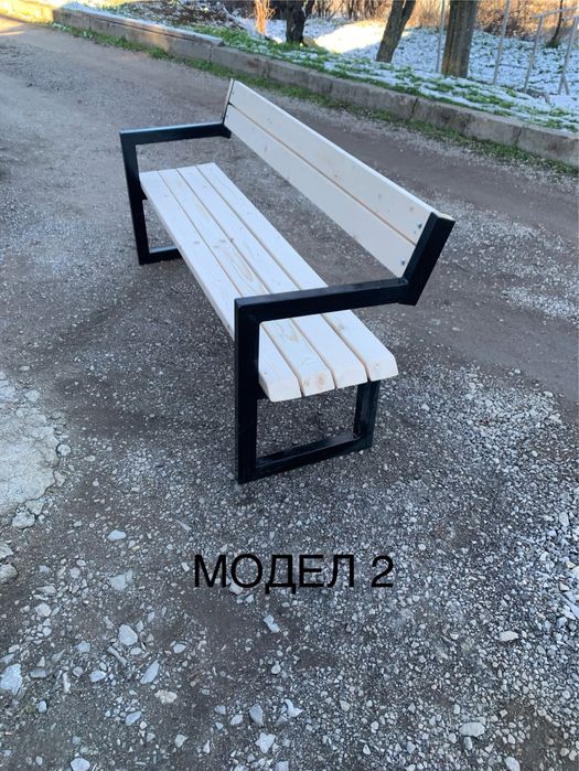 Градински пейки с метални крака