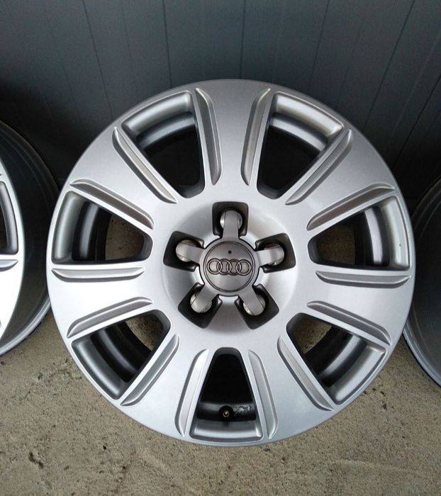 16/5/112-АУДИ-А 1,Q 3 перфектни