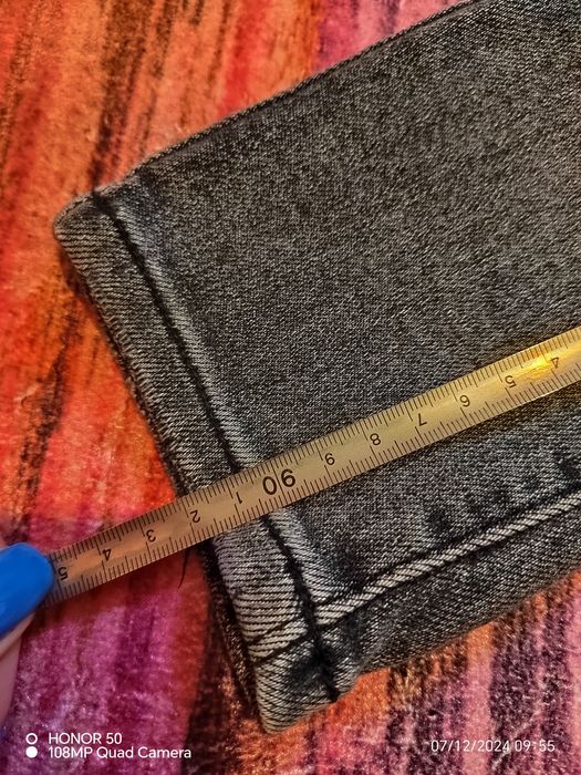 Дънки и пуловер.