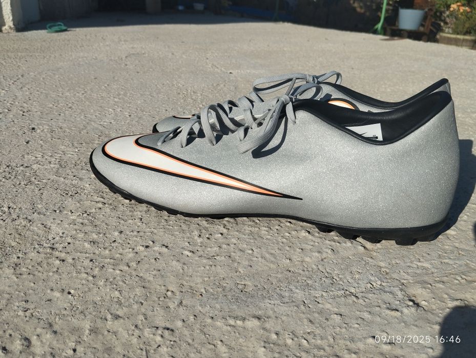 Оригинални обувки за лека атлетика/футбол