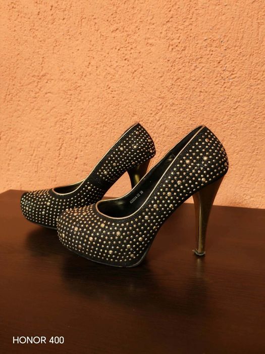 Елегантни обувки на ток