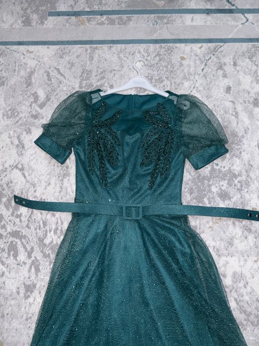 Вечернее платье изумрудного цвета