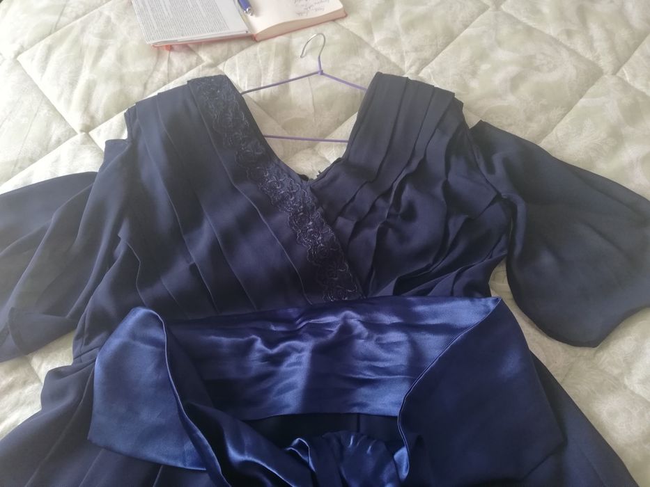 Vând rochiță bleumarin din voal