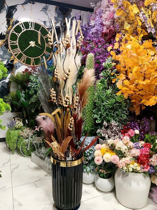 Декоративные сухие ветки. Искусственные цветы и деревья