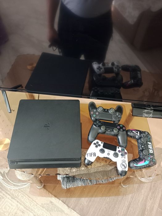 PS 4 в отлично состояние +4 джойстика +ФИФА 2026