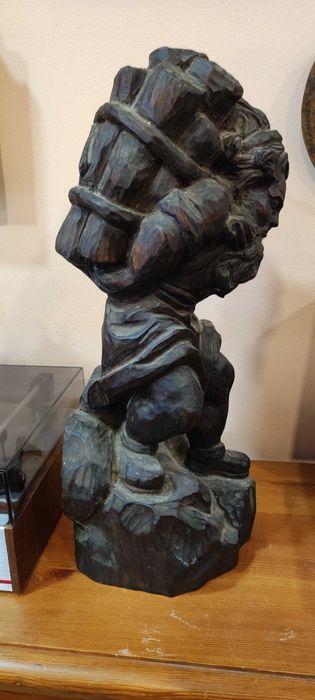 Красива ръчно изработена фигурка от старо дърво