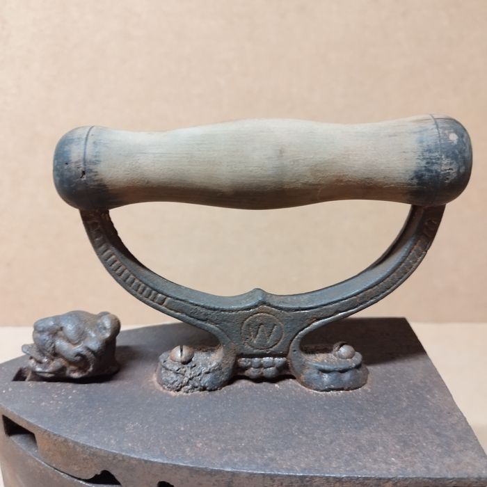 Стара ютия на жар