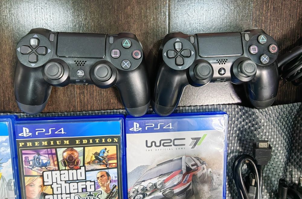 Playstation 4 с игри и джойстици