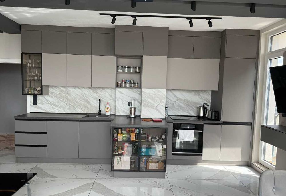 Дава се под наем Тристаен апартамент в Варна, Бриз - 120 кв.м за 1581 € - Снимка #1