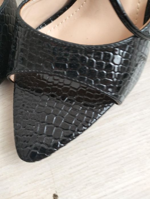 Босоножки на шнуровке