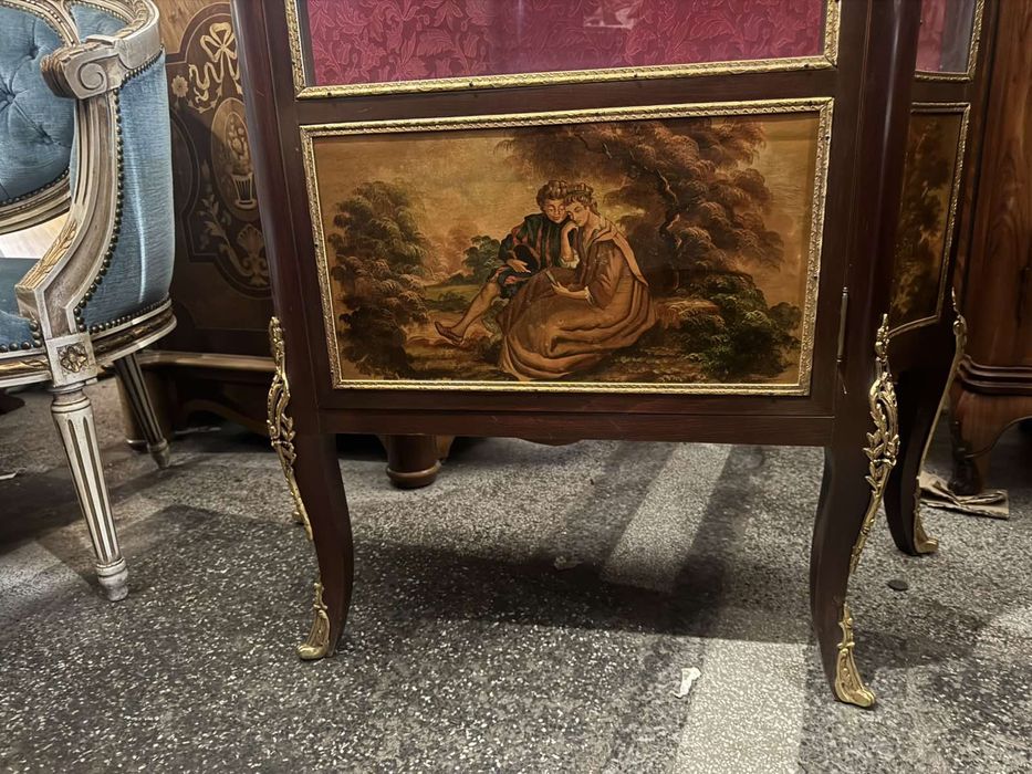 Изящна антикварна витрина