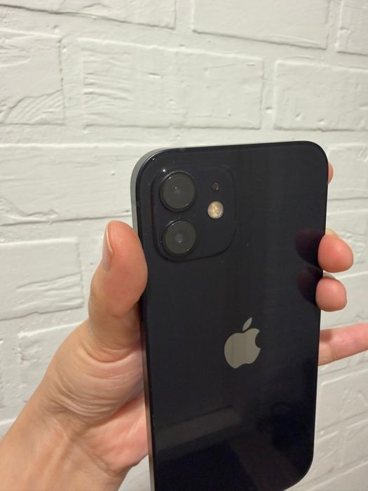 iPhone 12 в хорошем состоянии