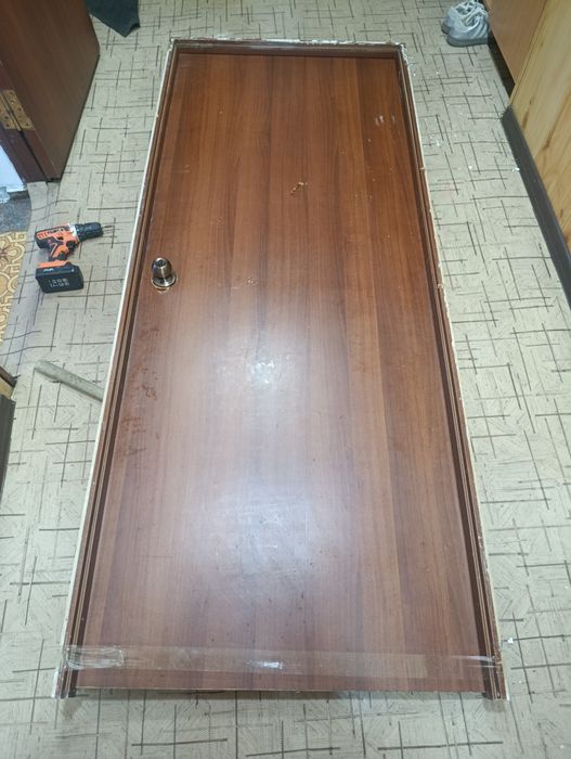 Продам двери с коробкой
