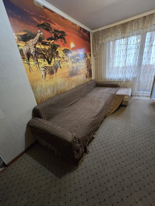 Диван большой с пледом 30000 стоит