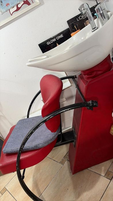 Mobilier coafor ,ce se vede in poze