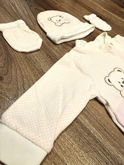 Combinezon bebe marimea 56 fata San Bebe cu manusi si caciula