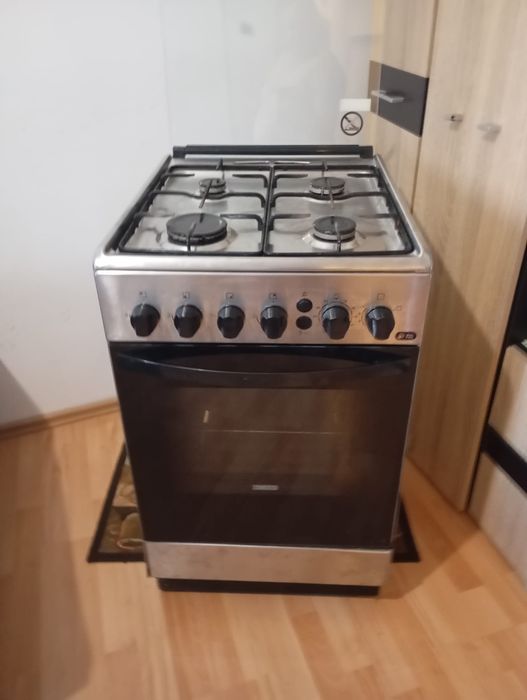 Aragaz inox zanussi.