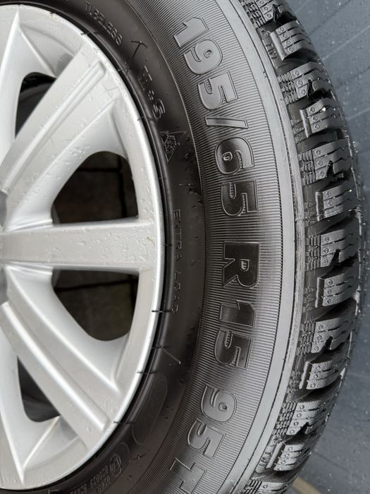 vw Golf 6 оригинални с чисто нови зимни гуми 15 цола  195/65/15 - 300€