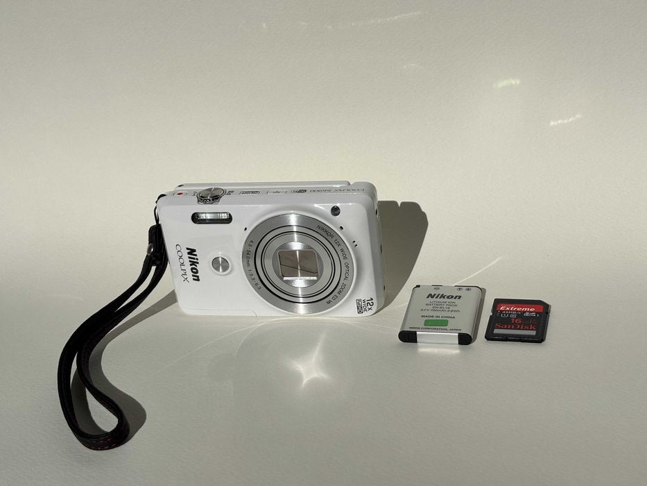 Дигитален фотоапарат Nikon COOLPIX S6900 WHITE, в отлично състояние, работи перфектно