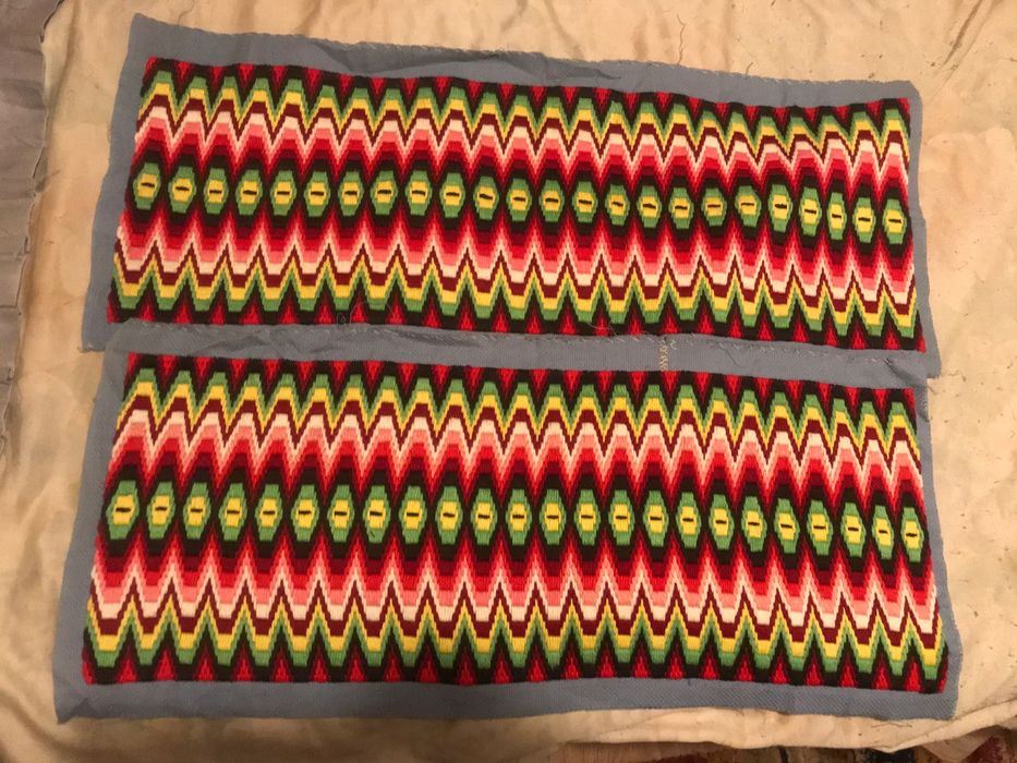 Бродирани и тъкани възглавници от стария сандък